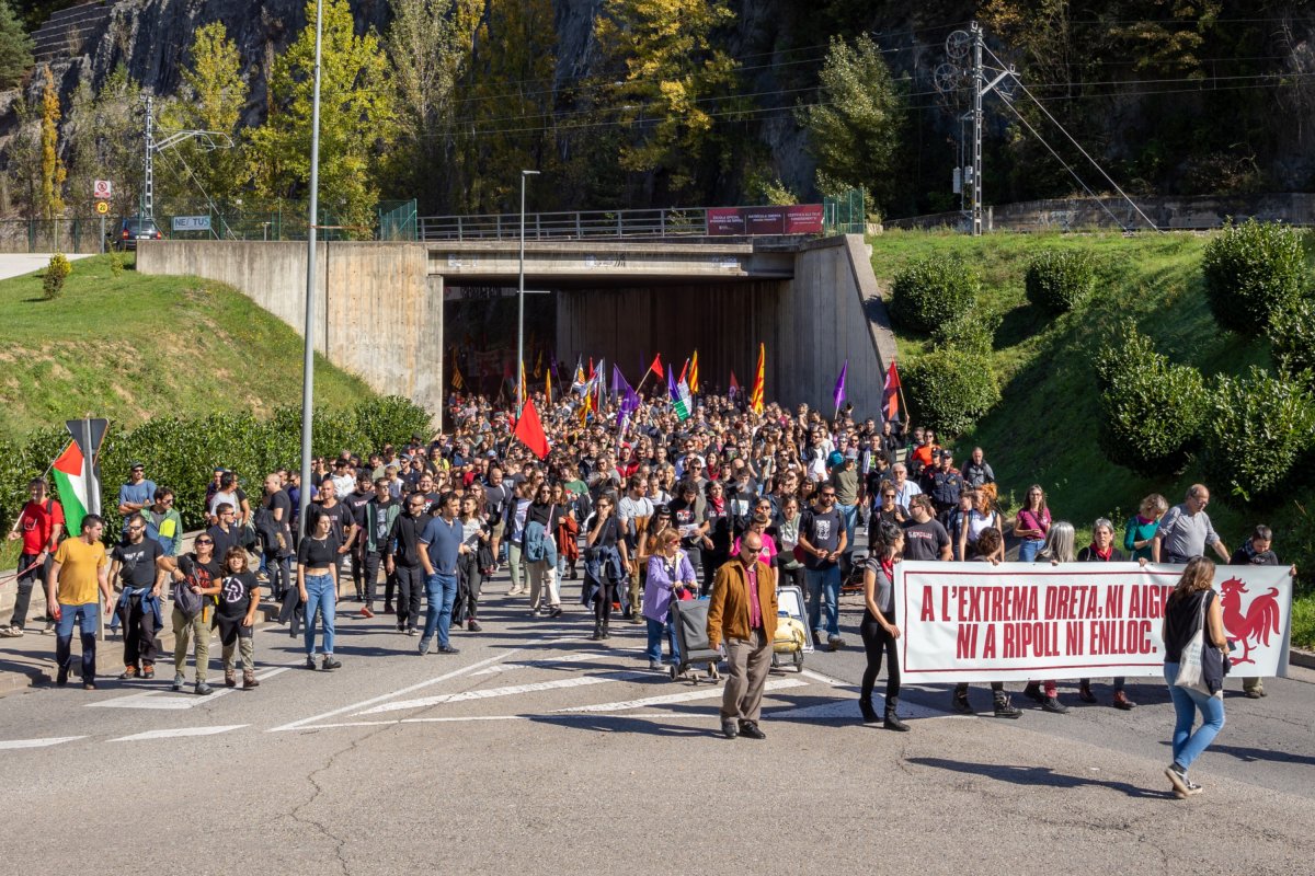 Vista de la manifestació al seu pas per la ronda de Castelladral