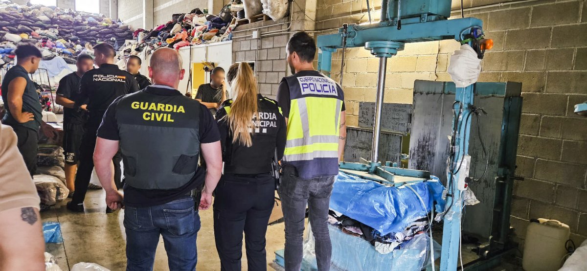 Els tres cossos policials, en una de les naus industrials