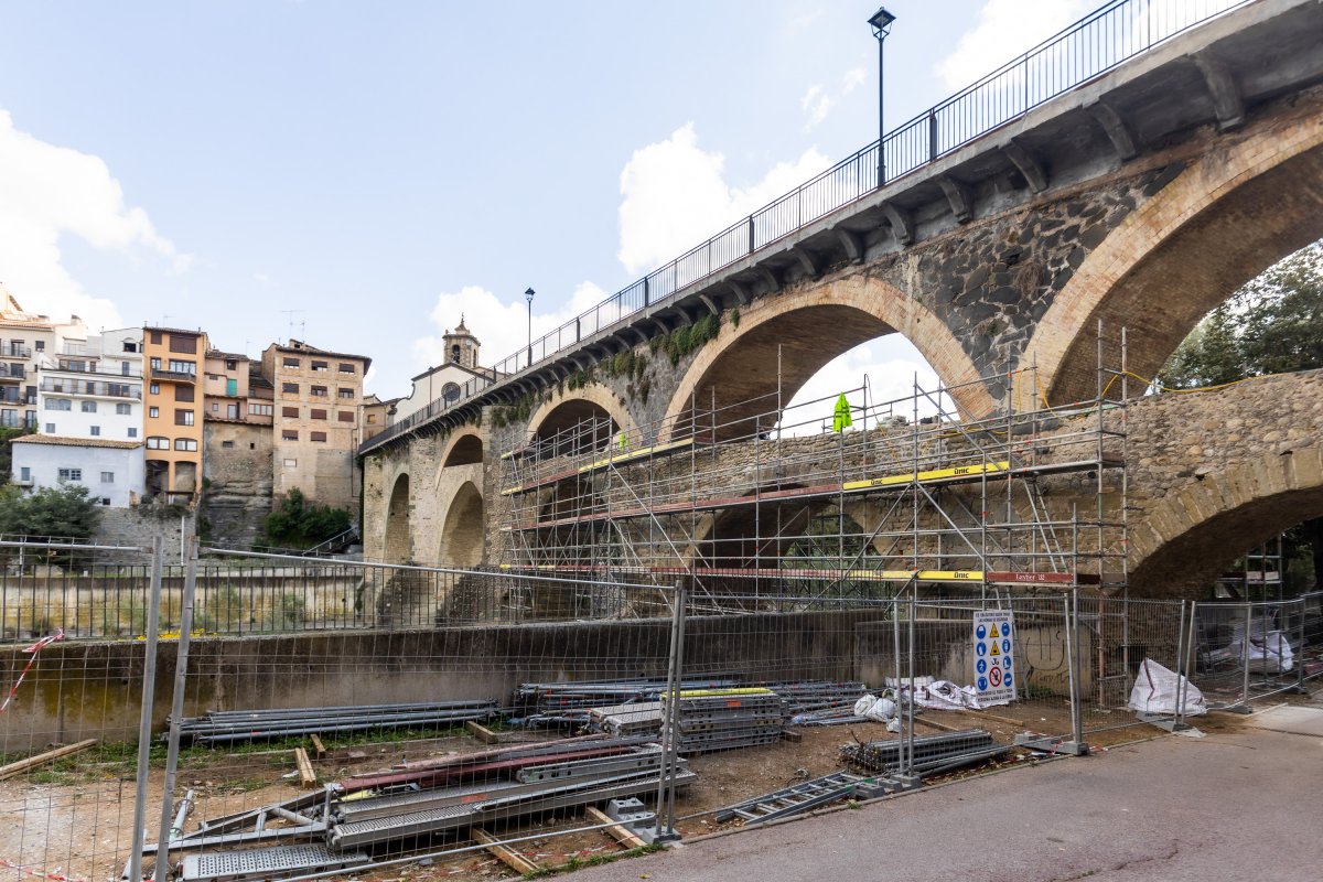 El Pont Vell de Roda, amb la bastida muntada