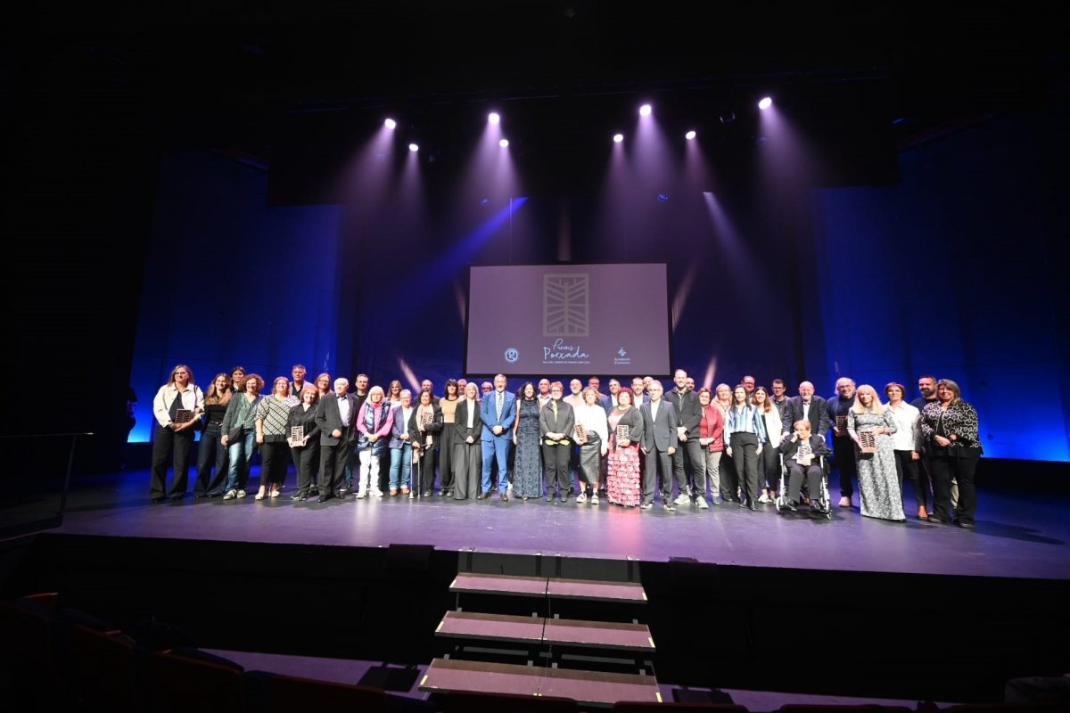 Foto de família amb els botiguers premiats i les autoritats assistents a la gala dels Premis Porxada, aquest divendres