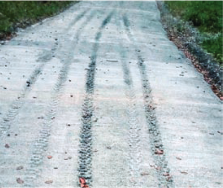 Roderes de moto en un camí acabat de formigonar