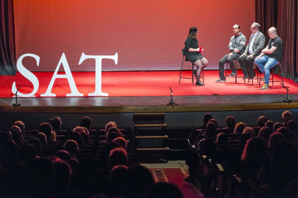 Maria Anna Serrat entrevistant Xavier Soler, Marcel Miquel i Víctor Barrera, dissabte dalt de l’escenari del teatre