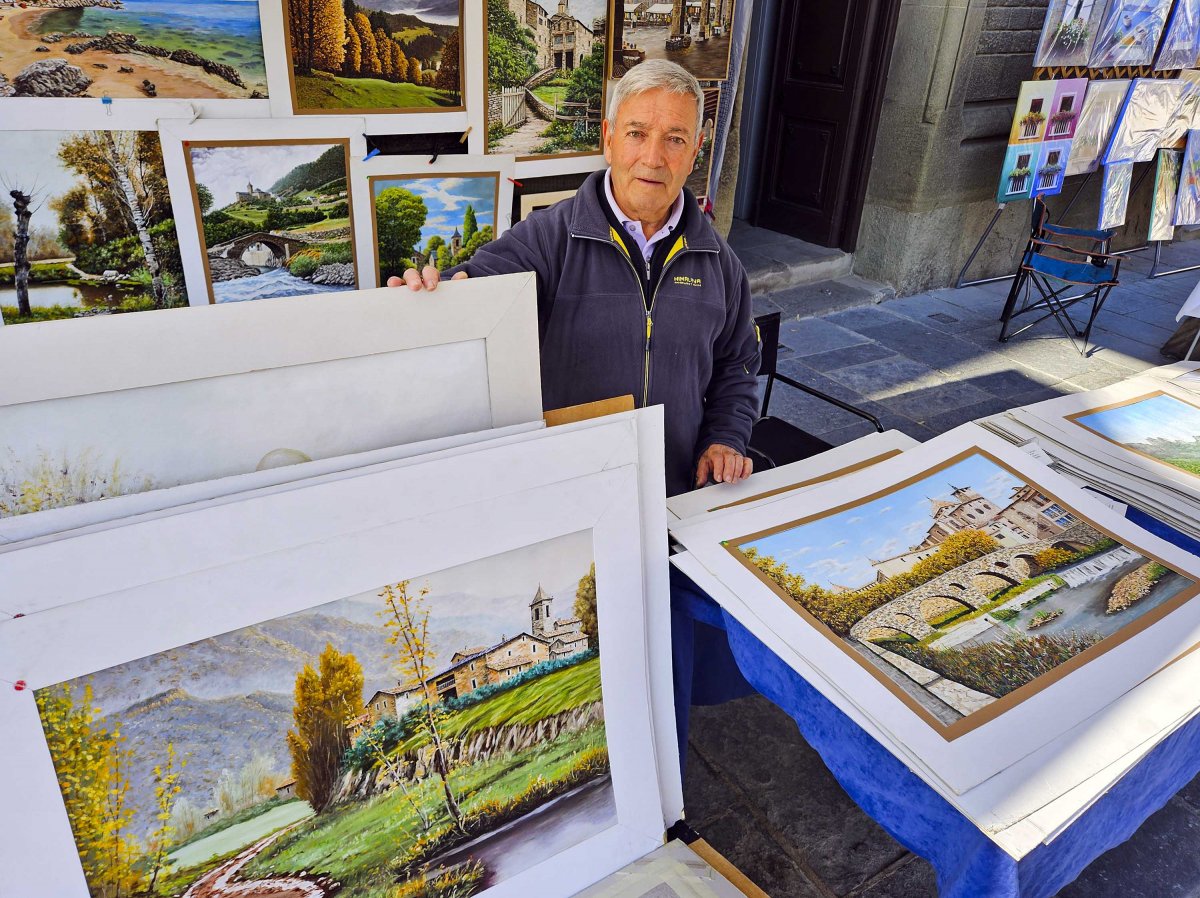 Josep Tió, a la parada del mercat del Vic on exposa i ven la seva obra