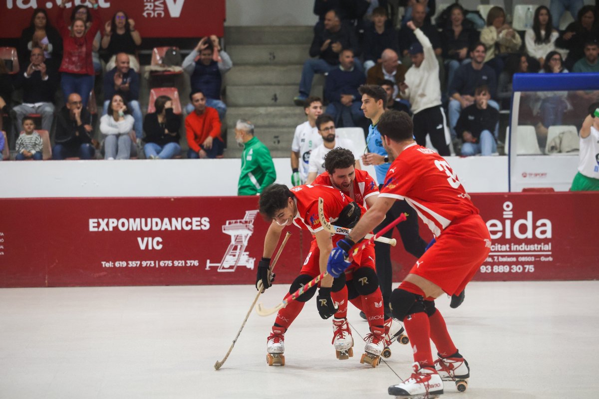 Parcerisas, Rovira i Crespo celebren el segon gol del Vic davant el Liceo