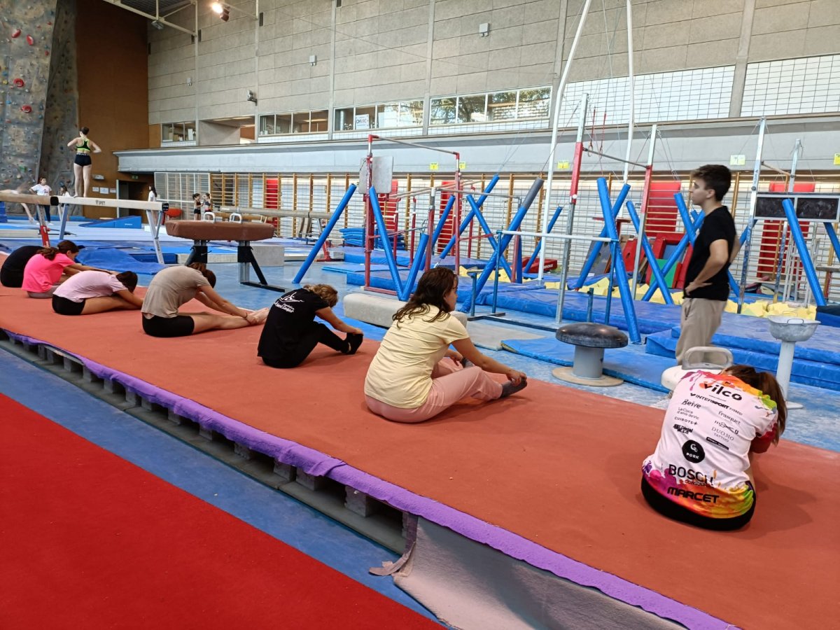 El grup, en ple entrenament, al pavelló de l'Ausoneta