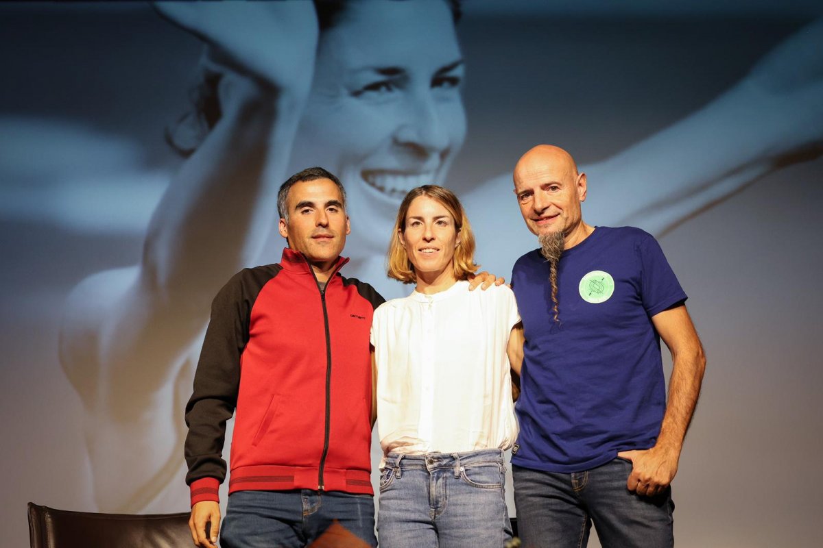 Elena Congost juntament amb el seu entrenador Gerard Esteve a l'esquerra i el seu guia Mia Carol a la dreta