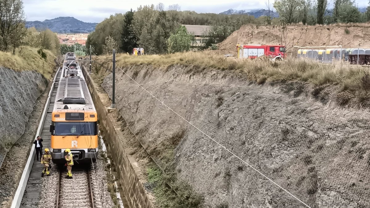 Els Bombers al costat del tren