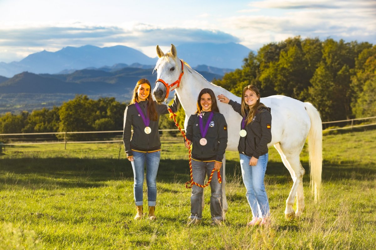 Clara Latorre, Cèlia Soler i Joana Ullastre amb el cavall de Soler