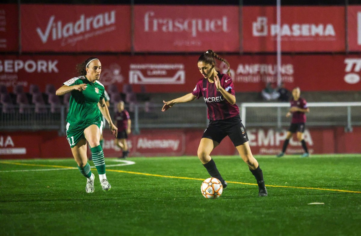 Alba Valor condueix la pilota en un acció del partit contra la FUE Cornellà