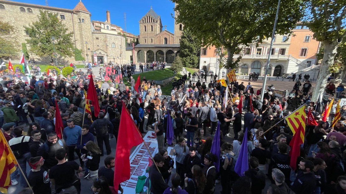 La plaça de l'Ajuntament de Ripoll, avui al punt de les 12 del migdia