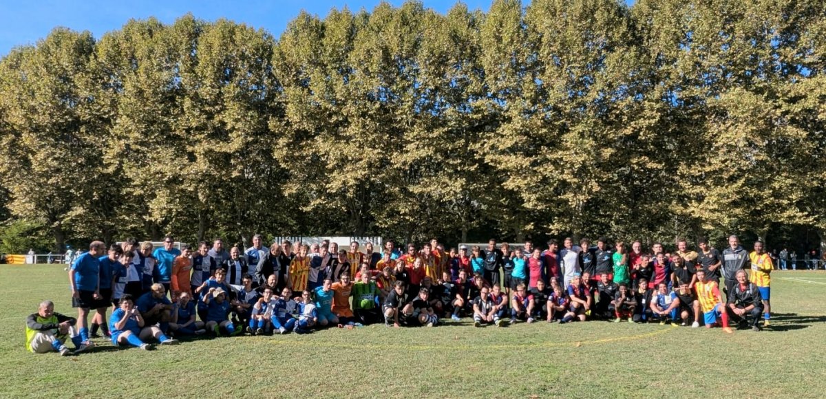 Foto de família dels participants al torneig de futbol inclusiu disputat a Borgonyà