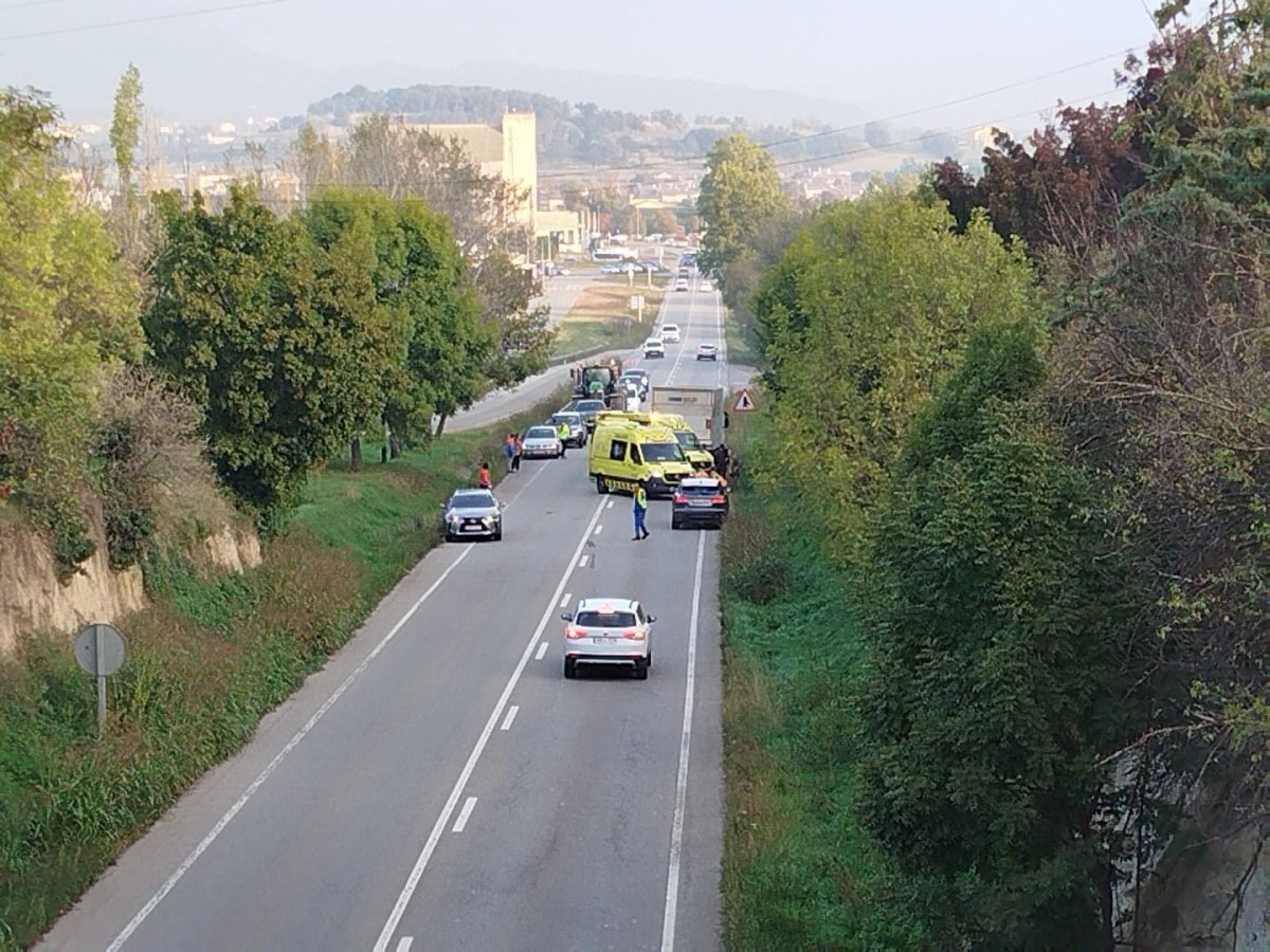 Els serveis d'emergències atenent al ferit