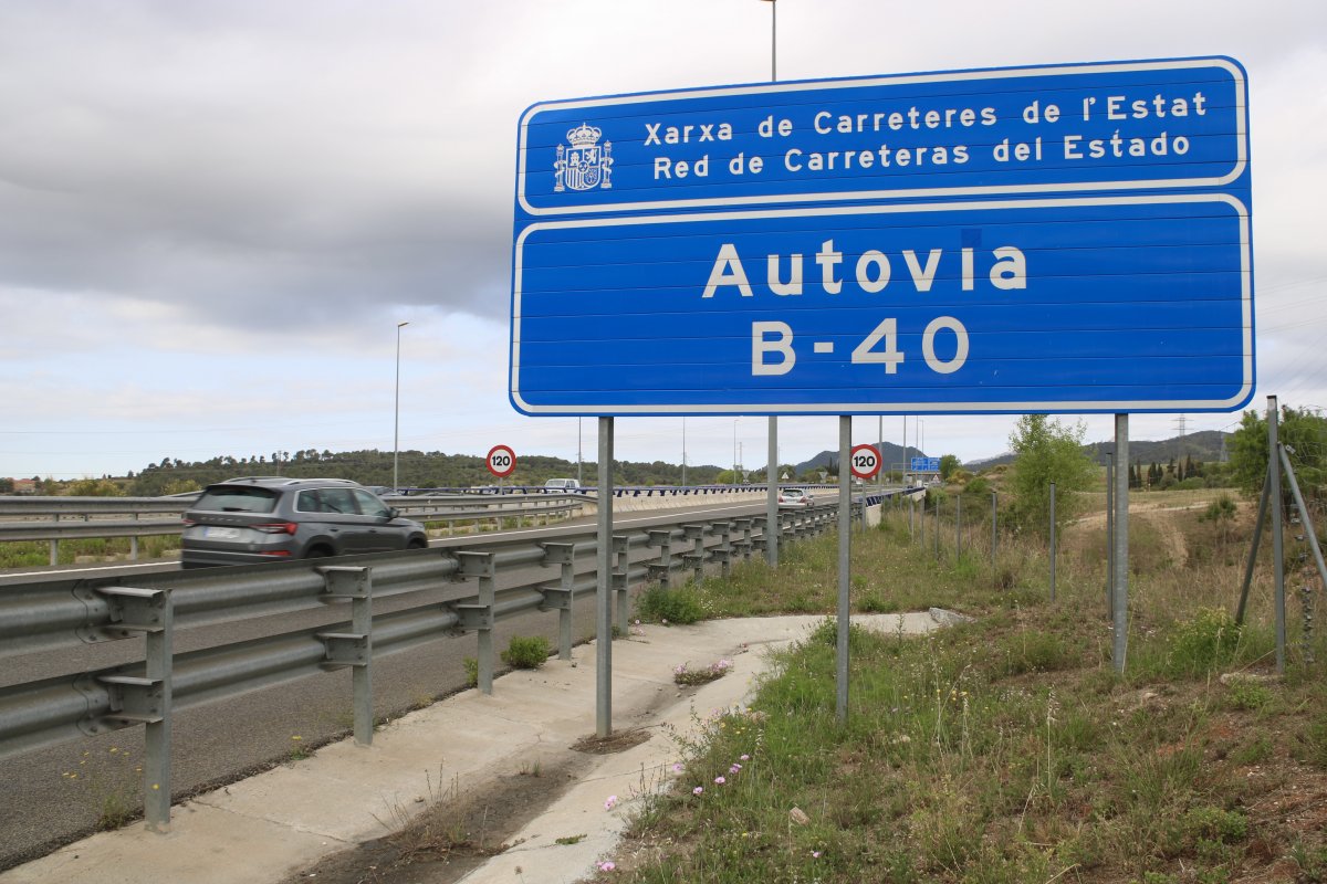 Un cartell del tram en servei del quart cinturó entre Terrassa i el Baix Llobregat