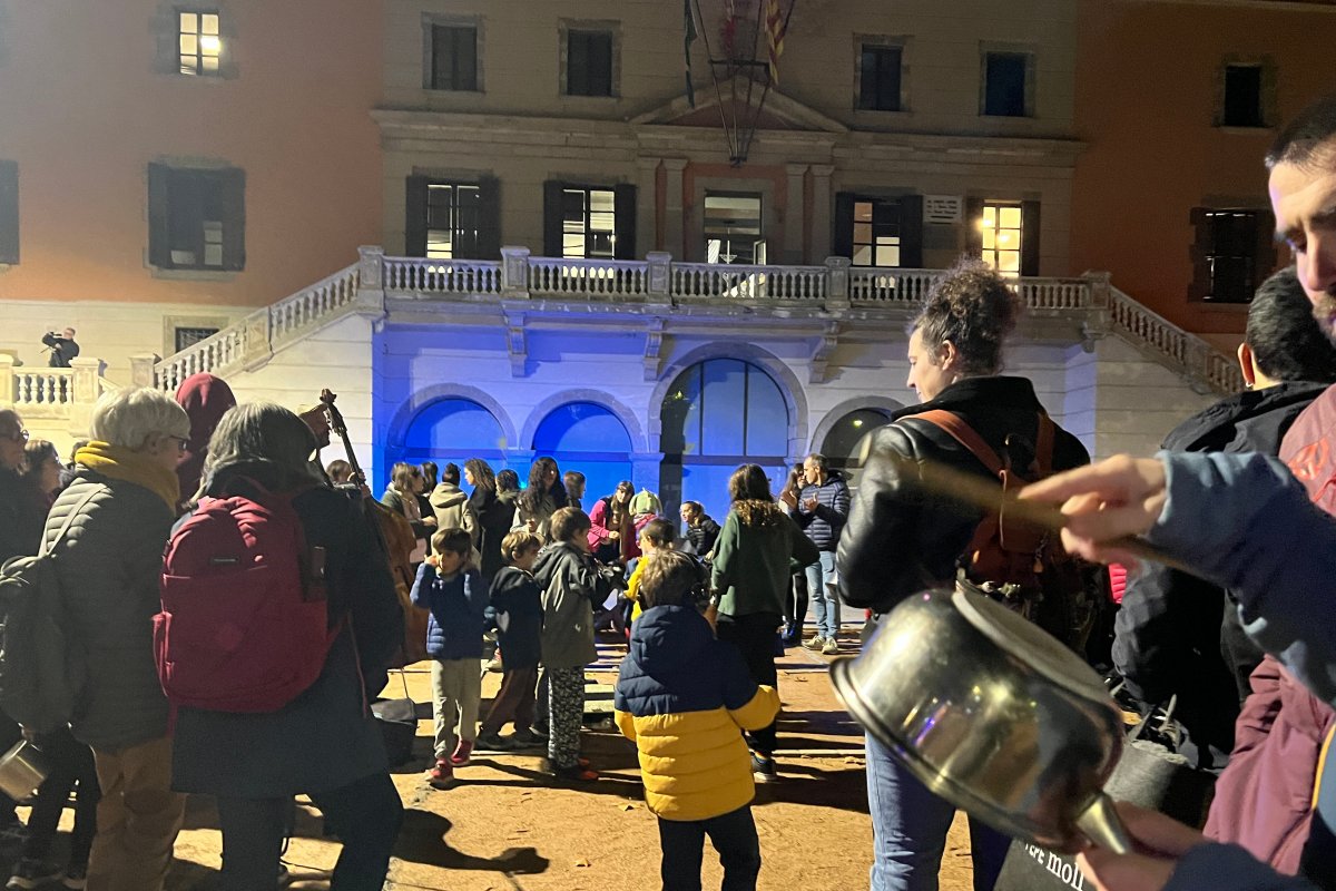 Concert de cassoles davant de l'Ajuntament de Ripoll