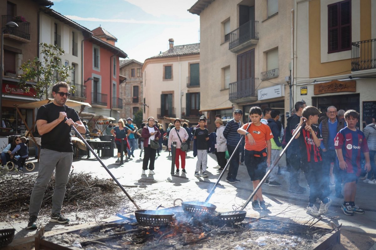 La torrada de castanyes al mig de la plaça Major, una de les imatges icòniques de la fira