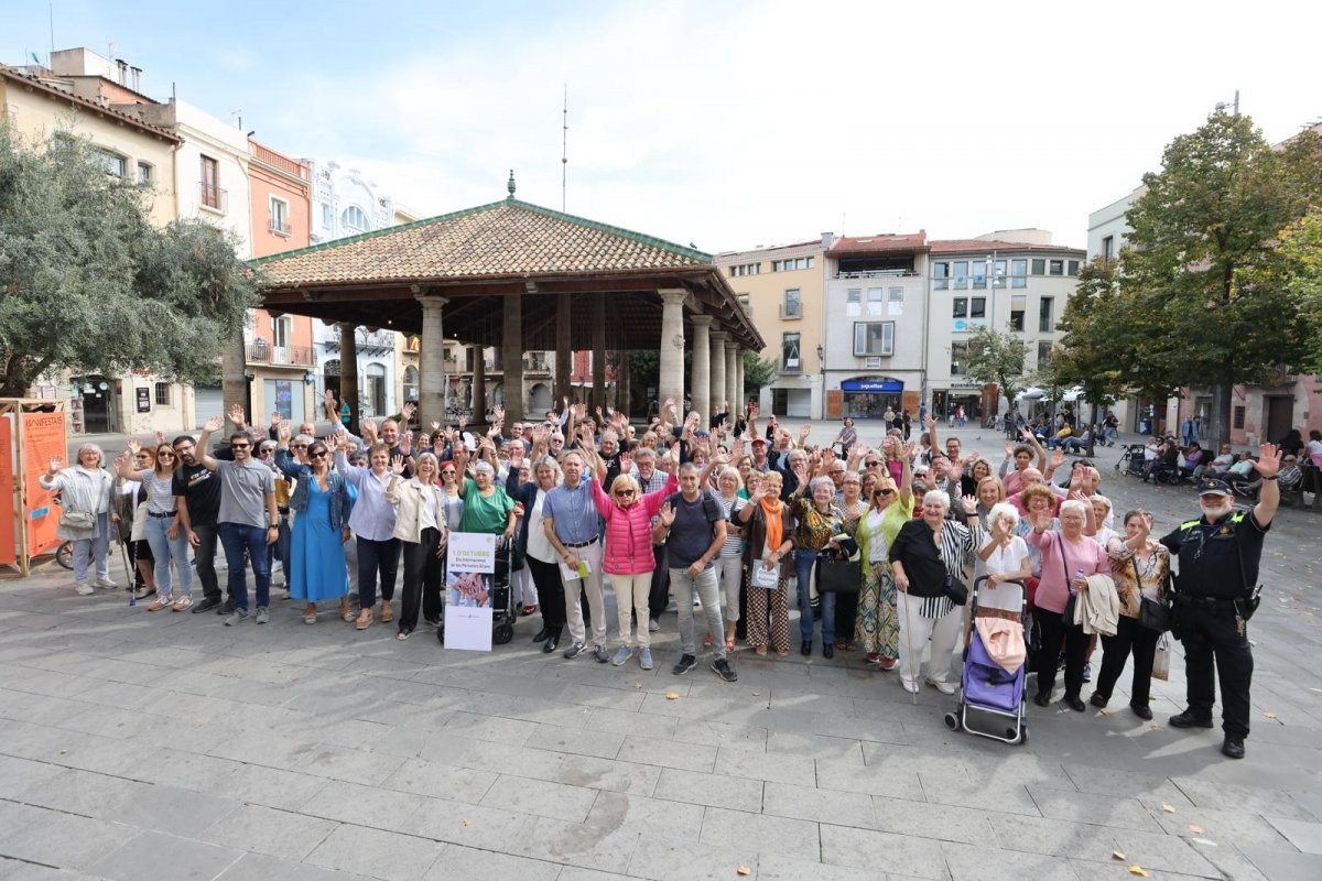 El manifest del Dia Internacional de les Persones Grans es va llegir a dimarts al migdia a la Porxada