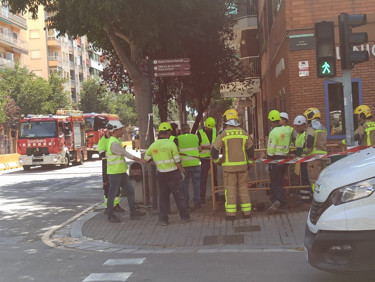 Operaris treballant al punt de la fuita