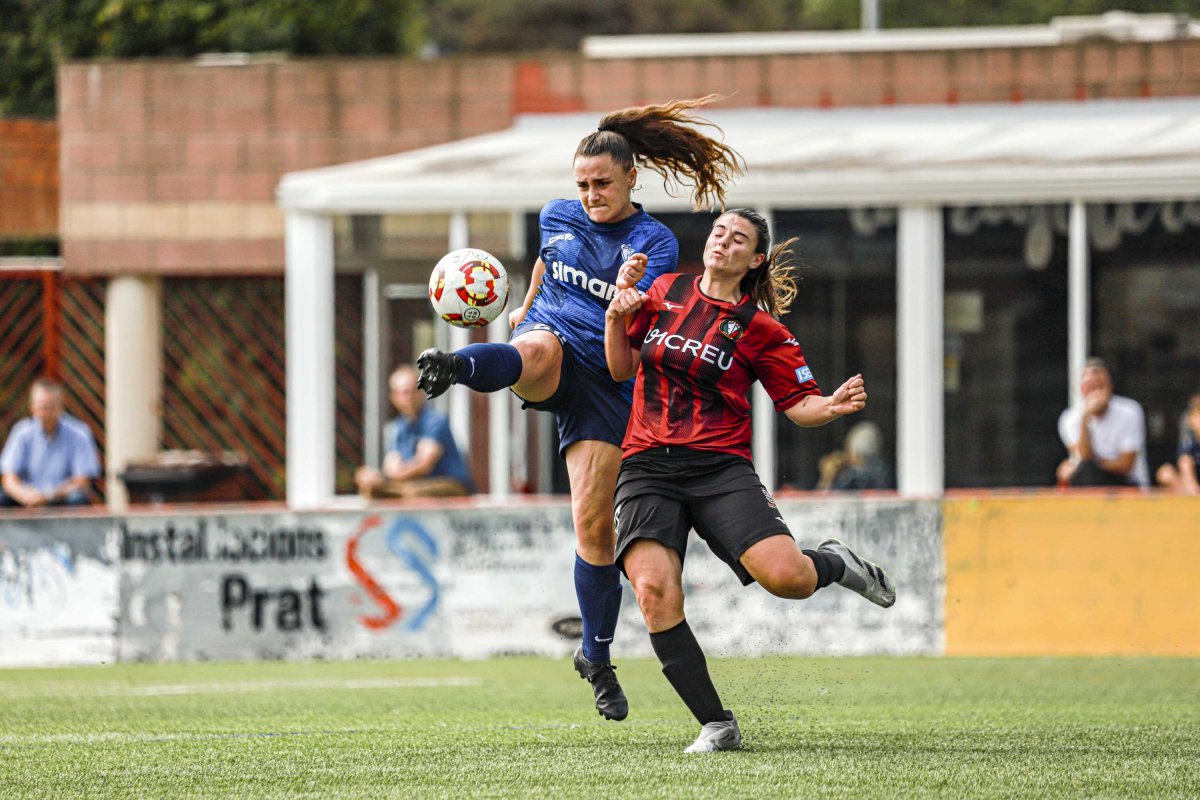 Meri Gil lluita per una pilota en una acció del partit