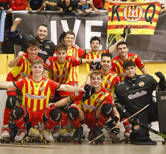 El CP Manlleu, celebrant la primera victòria de la temporada