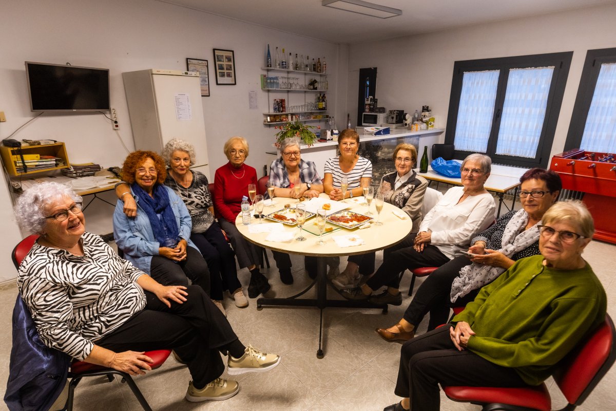 Veïnes d’Olost celebrant Santa Teresa, en el moment que van conversar amb EL 9 NOU sobre la consulta.