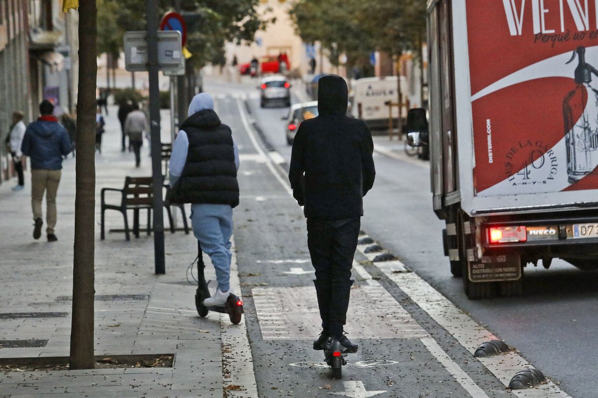 Patinets elèctrics a la rambla de Vic