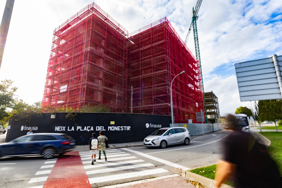 Obres en curs, incloent-hi una grua, als blocs de pisos que s’estan construint a tocar de la plaça del Mil·lenari de Vic