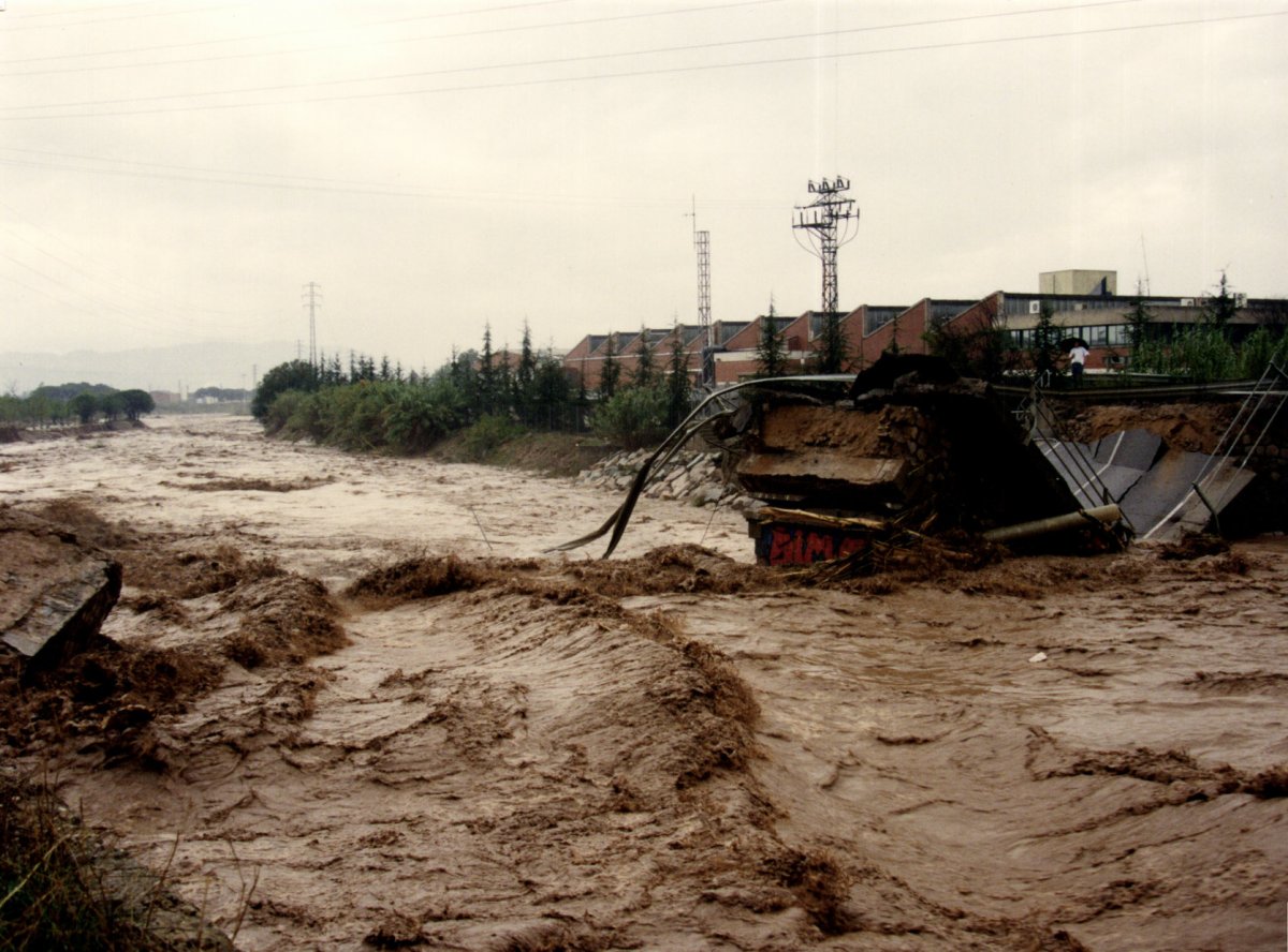 Les restes del pont de la C-155 a Lliçà de Vall