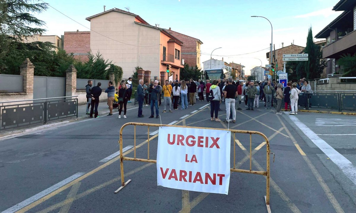 La protesta ha reunit un centenar de persones