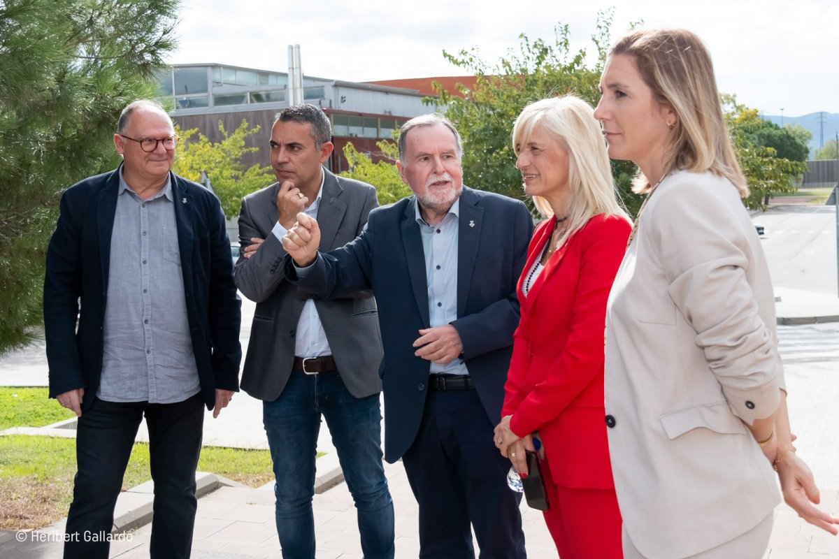 La delegada, segona per la dreta, amb l'alcalde i membres del govern municipal