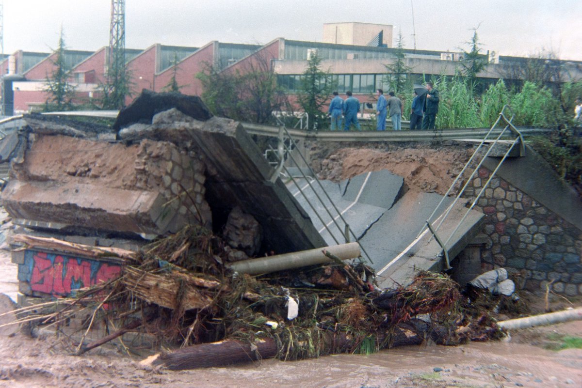 El pont de la carretera de Parets a Lliçà de Vall col·lapsat per la torrentada del 1994