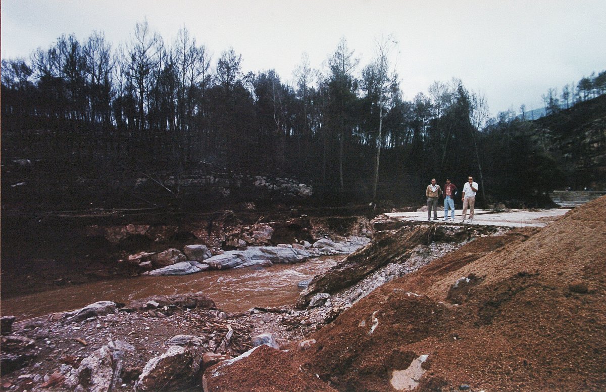 La força de l'aigua va anorrear un dels dos sentits de la carretera de Bigues i Riells del Fai a Sant Feliu de Codines el 1994