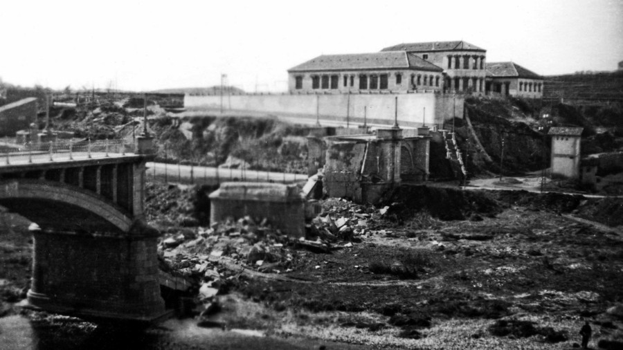 Així va quedar el pont Nou de Roda just després de dinamitar-lo, l'any 1939