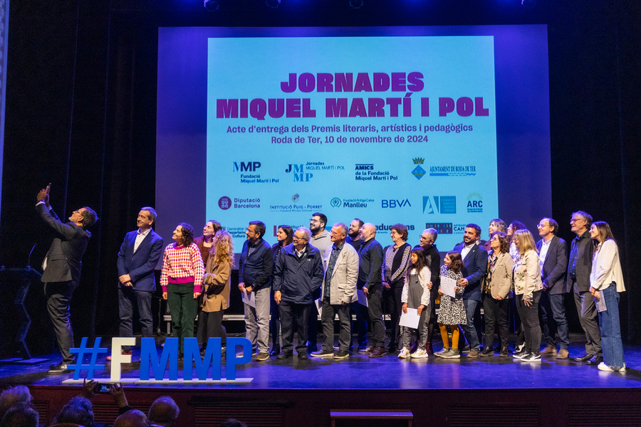 Premiats i autoritats al final de l'acte al Teatre Eliseu