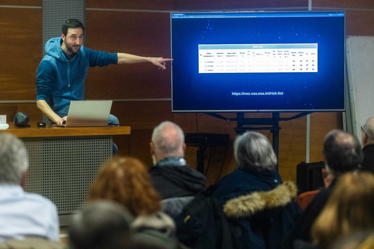 L’astrònom Toni Santana-Ros, divendres durant la conferència a Sant Julià