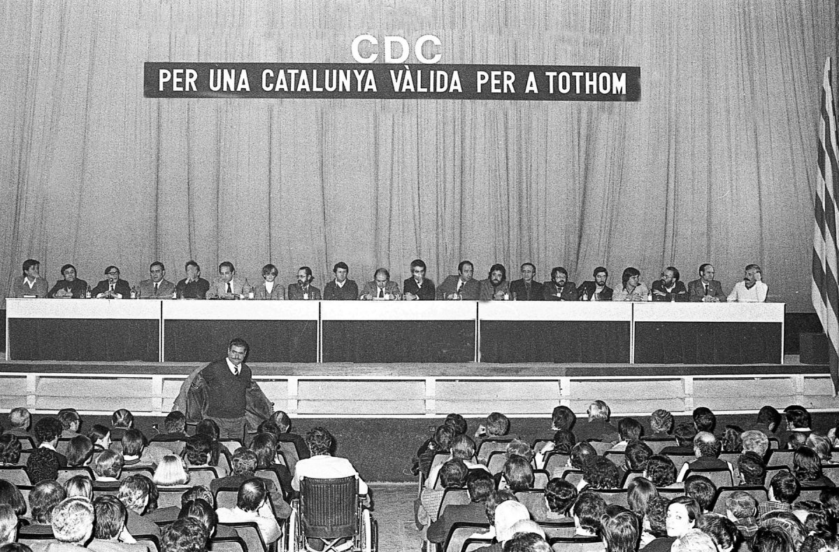 El primer míting de CDC, el 4 de febrer de 1977 al Cinema Vigatà, amb la plana major del partit, encapçalada per Jordi Pujol, i els primers líders comarcals