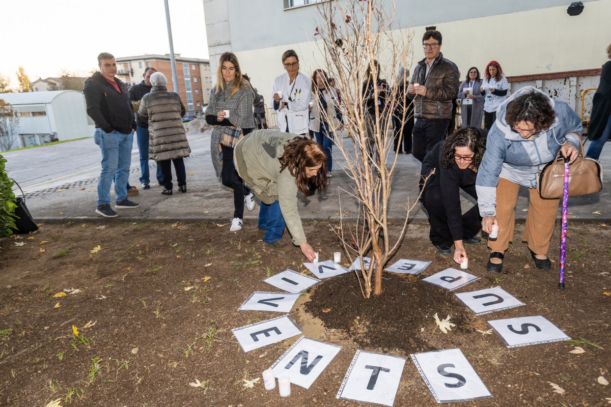 Supervivents de suïcidi posant espelmes a l'acte de dimarts a l'edifici d'Osona Salut Mental