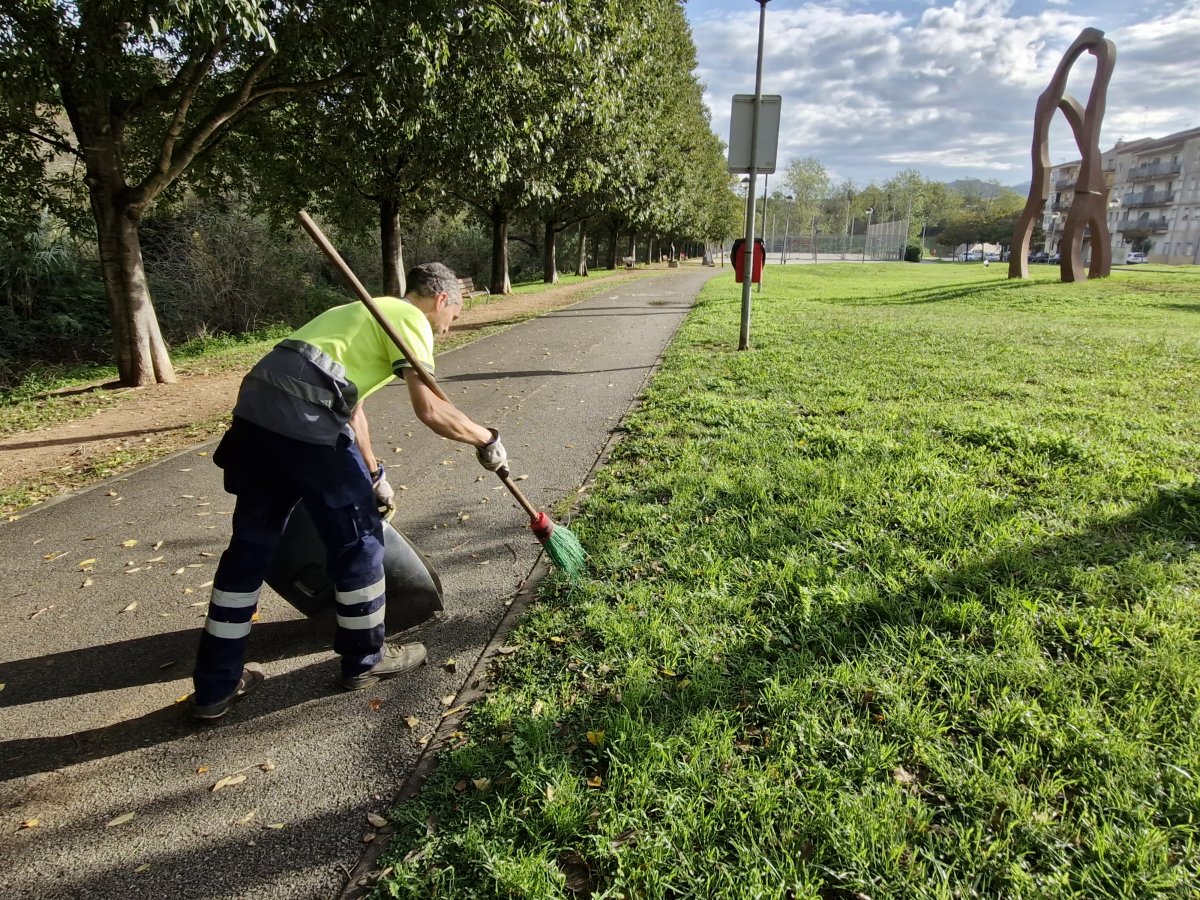 Personal de neteja viària al passeig del Pertegàs