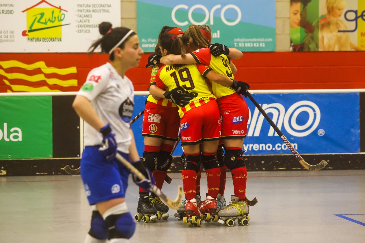 Les jugadores del Manlleu celebren un dels tres gols anotats davant el Coruña en el duel d'aquest dimecres