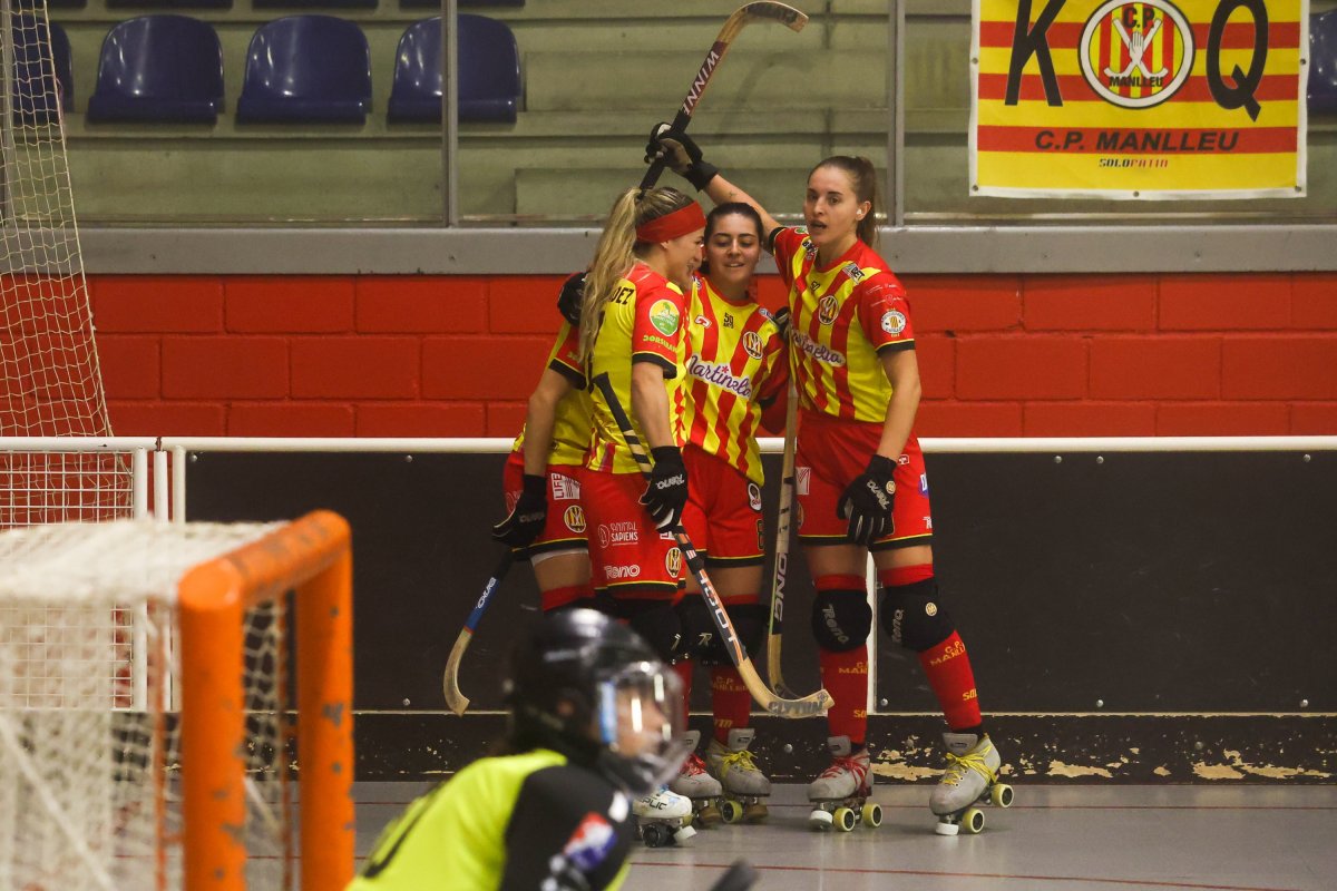 Les jugadores del Martinelia Manlleu celebren un dels gols del derbi davant el Voltregà