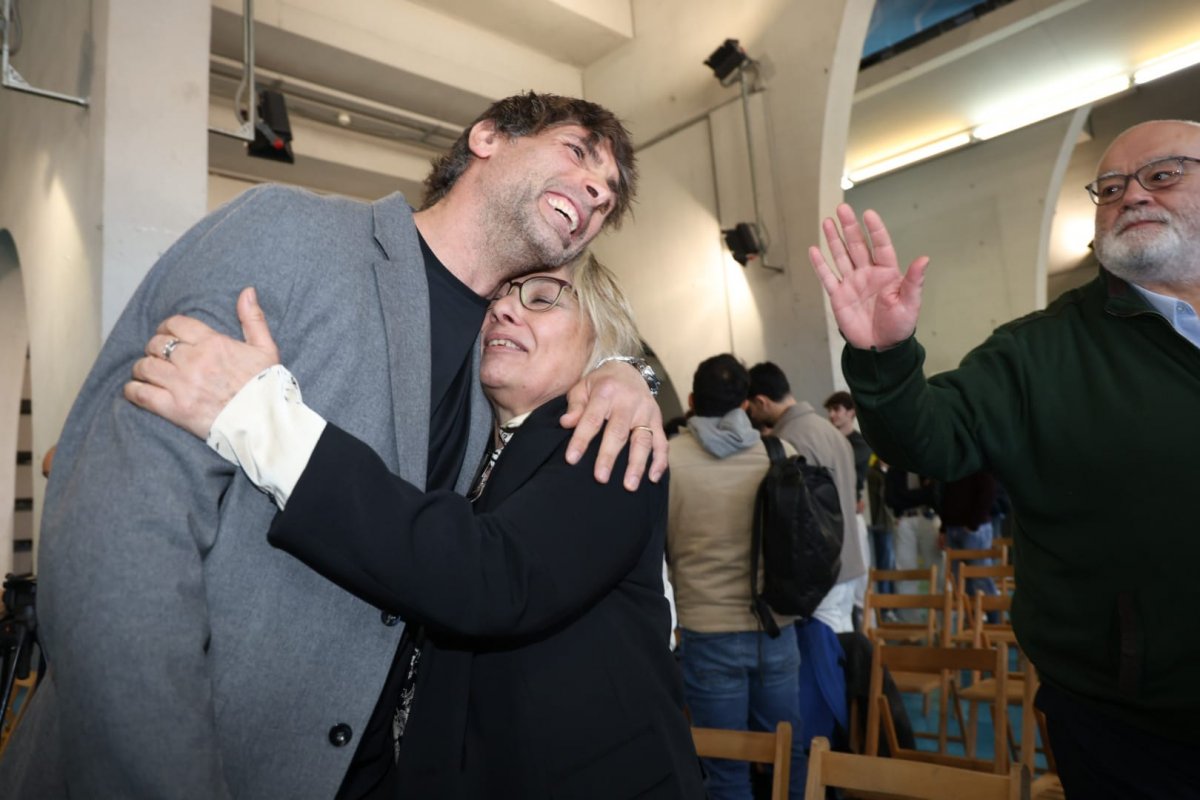 Un emocionat Antonio García s'abraça a la seva mare