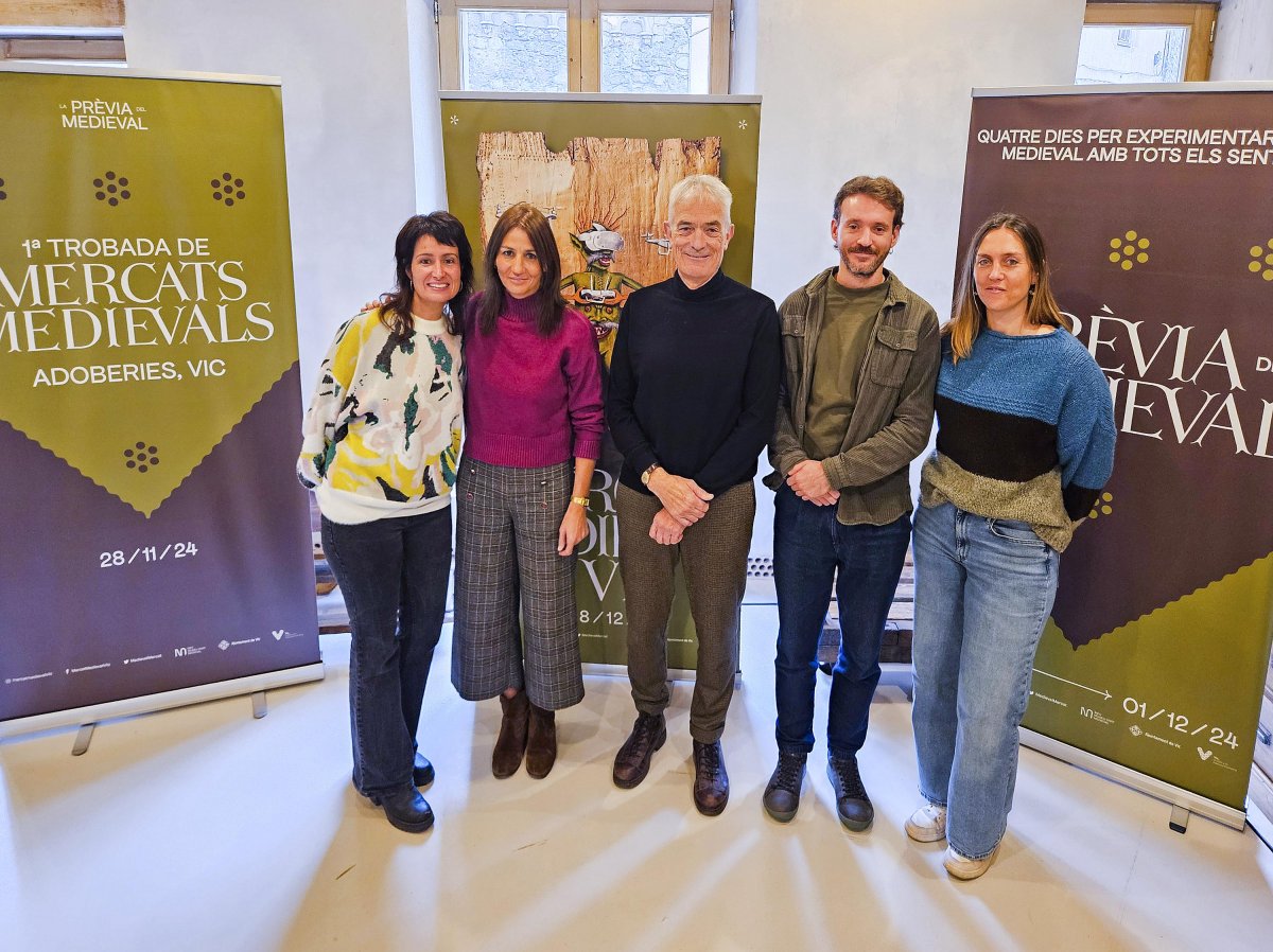 Sílvia Badosa, Bet Piella, Oriol Picas, Jordi Blanqué i Anna Colomer, durant la presentació de La Prèvia, a les Adoberies