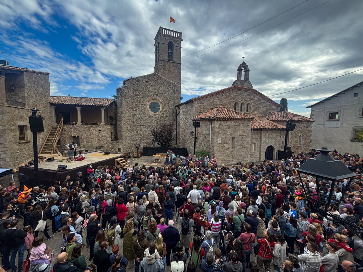 El poble ple de visitants divendres, durant la jornada central de la fira