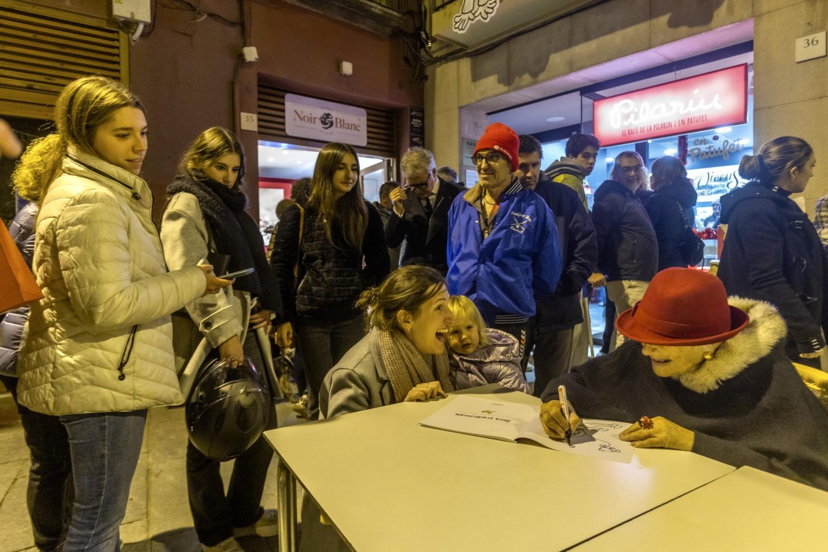 La Pilarin signant un dels seus llibres a la botiga acabada d'inaugurar