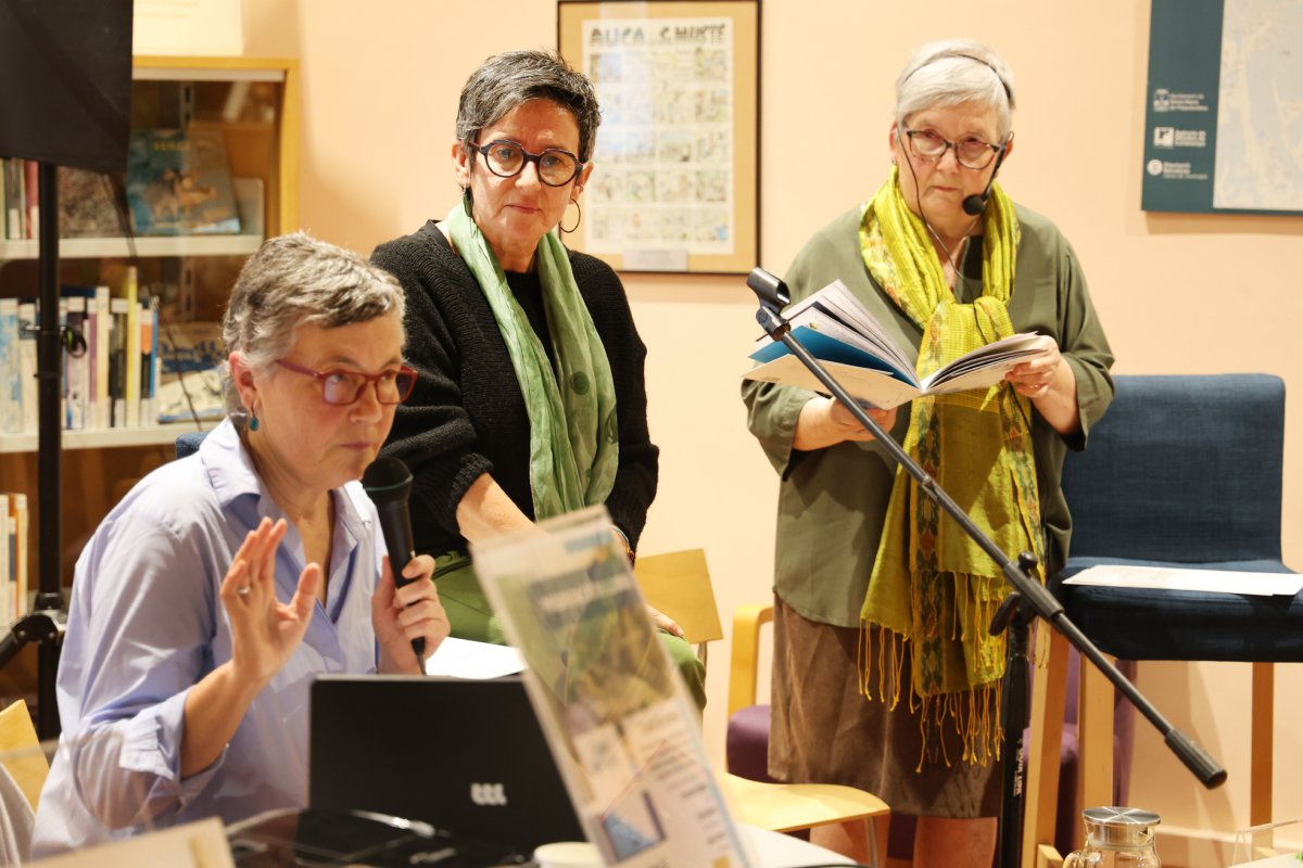 D’esquerra a dreta, Carme Clopés, Cinta Riera i Lola Casas durant la presentació del llibre