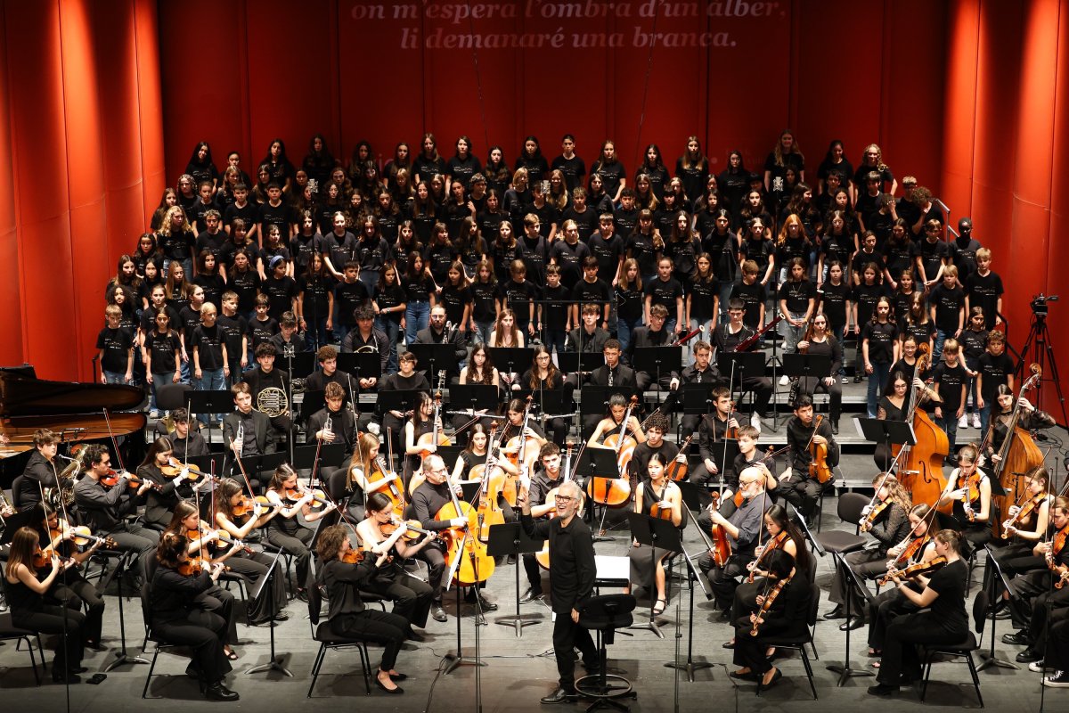 L’escenari de la sala Ramon Montanyà, amb l’orquestra i els cors de veus blanques, dirigits per Lluís Vilamajó, en el primer dels concerts de diumenge