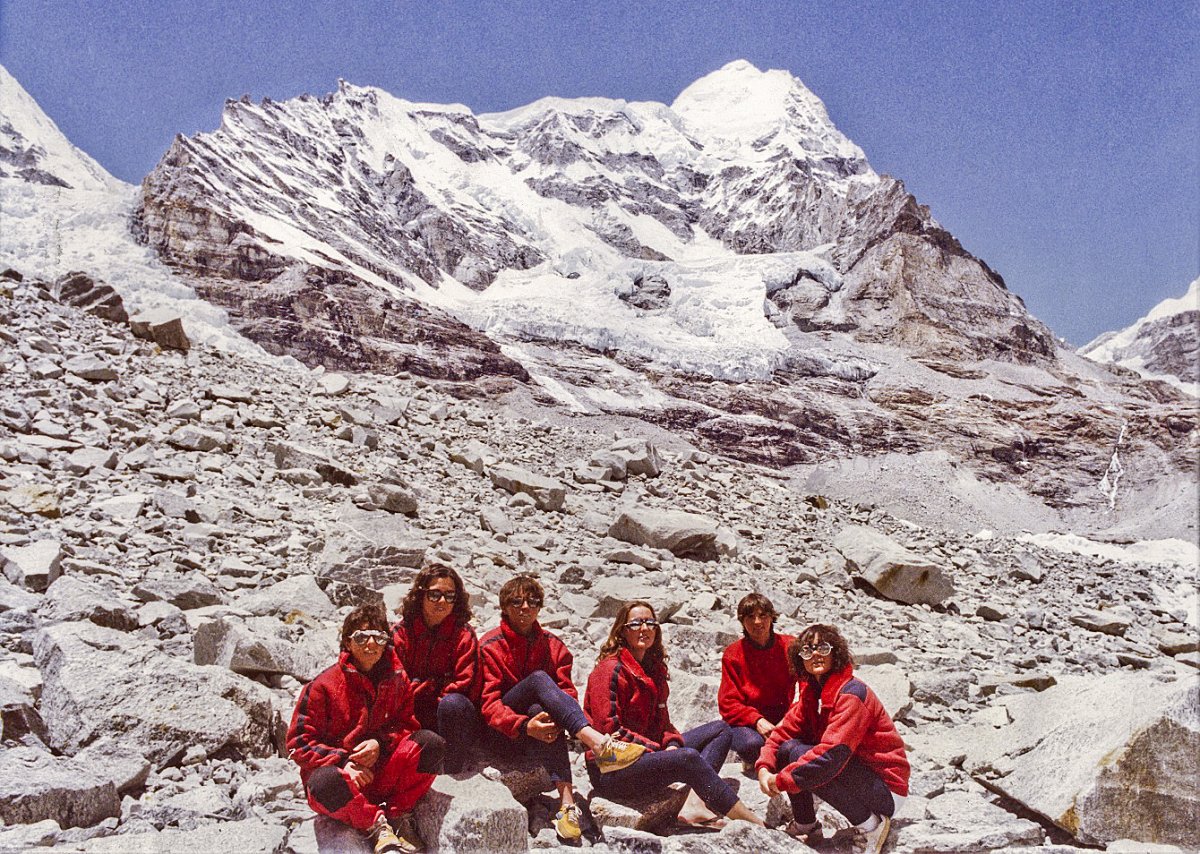 Foto de grup de l'expedició femenina al Kangtega, ara fa 40 anys