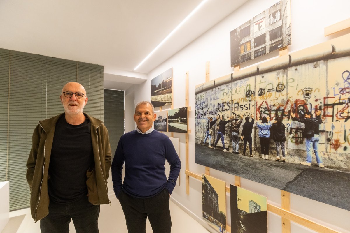 Quique Jiménez i Luli Pérez, davant la fotografia