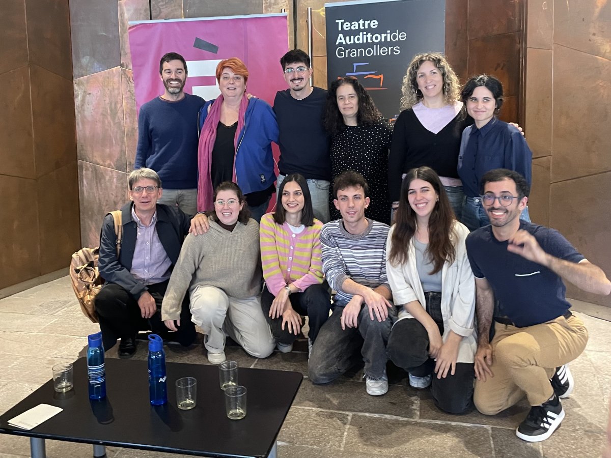 L'equip de L'Arsènica Jove amb el regidor de Cultura de Granollers