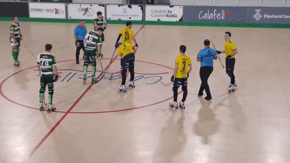 Els jugadors del Voltregà i Calafell sobre la pista del Joan Ortoll aquest dimecres al vespre