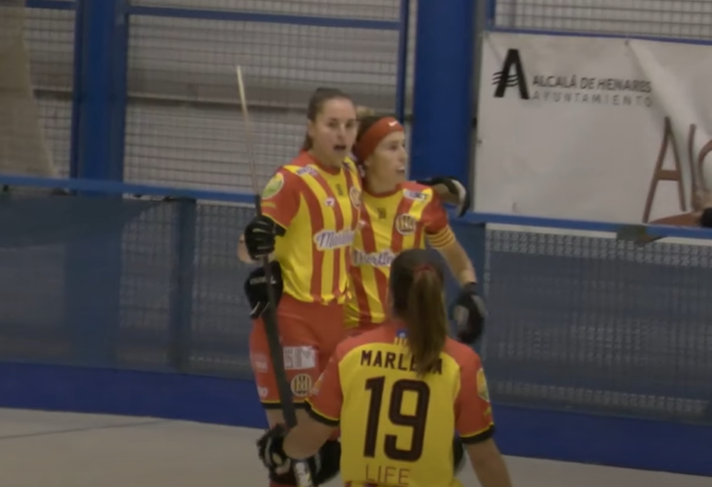 Celebració de les jugadores del Manlleu en el primer gol de Joana Comas